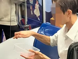 Makan di LRT Berasa Piknik, Pria Ini Bikin Heboh!