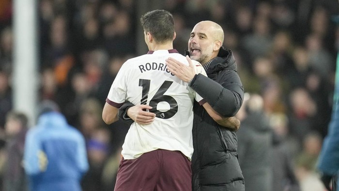 Manchester Citys head coach Pep Guardiola, right, congrats Rodrigo at the end of the English Premier League soccer match between Luton Town and Manchester City at Kenilworth Road stadium in Luton, England, Sunday Dec. 10, 2023. (AP Photo/Kin Cheung)