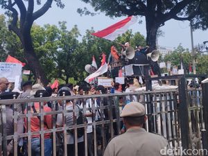 Massa dari Kampung Jakarta Demo Balai Kota Tuntut Hak Tempat Tinggal Layak