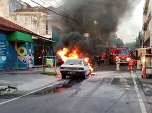 Mobil Milik Dosen UB Mendadak Terbakar di Jalan Watugong Kota Malang