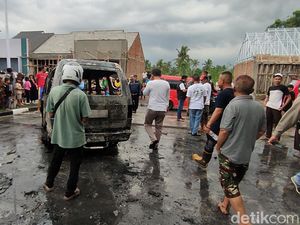Mobil Carry Hangus Terbakar Usai Isi Bensin di Cianjur Mobil Carry Hangus Terbakar Usai Isi Bensin di Cianjur