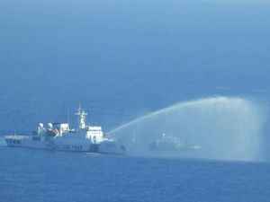 Tembakan Meriam Air Guyur Kapal Filipina di Laut China Selatan Tembakan Meriam Air Guyur Kapal Filipina di Laut China Selatan