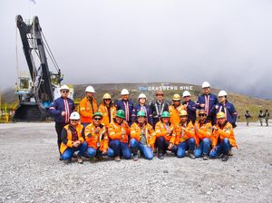 Pakai Helm Khusus, Puan & Menteri ESDM Blusukan ke Tambang Bawah Tanah Freeport