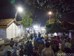 Kala Invasi Pengemis di Makam Sunan Gunung Jati Ganggu Peziarah