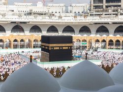 Bayar Utang Dulu atau Umroh Dulu? Ini Penjelasan Ulama