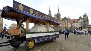 Penampakan Kue Raksasa 1,9 Ton di Pasar Natal Tertua Jerman