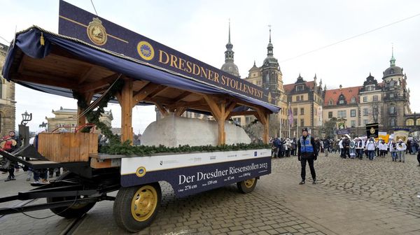 Penampakan Kue Raksasa 1,9 Ton di Pasar Natal Tertua Jerman