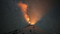 Penampakan Sinar Emas Erupsi Gunung Berapi Villarrica