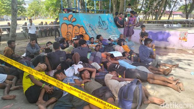 Pengungsi Rohingya ditempatkan di lapangan skateboard dekat kantor Gubernur Aceh. (Agus Setyadi/detikSumut)