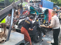 Grand Max Tabrak Truk Berhenti di Kota Malang Tewaskan Satu Orang