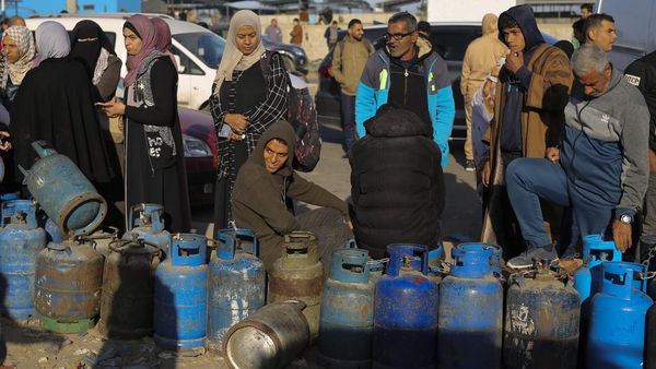 Potret Antrean Warga Palestina Berburu Gas dan BBM