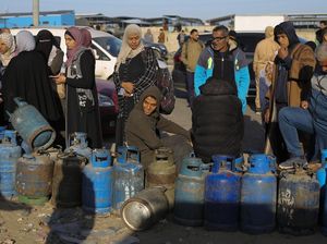 Potret Antrean Warga Palestina Berburu Gas dan BBM