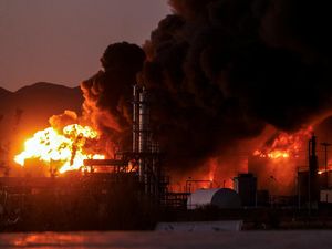 1,5 Juta Liter BBM Lenyap Imbas Kebakaran Kilang Minyak di Iran 1,5 Juta Liter BBM Lenyap Imbas Kebakaran Kilang Minyak di Iran