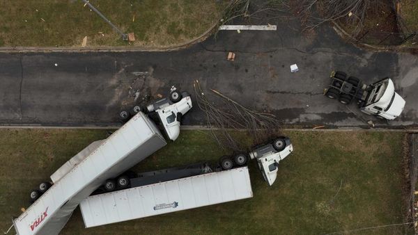 Potret Mobil-mobil di Tennessee AS Rusak Disapu Tornado