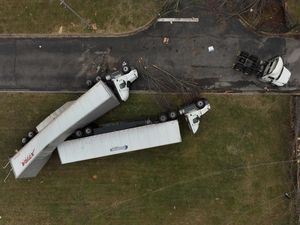 Potret Mobil-mobil di Tennessee AS Rusak Disapu Tornado