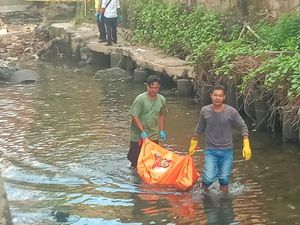 Terjatuh dari Rooftop Lantai Tiga, Bule Kanada Ditemukan Tewas di Sungai Terjatuh dari Rooftop Lantai Tiga, Bule Kanada Ditemukan Tewas di Sungai