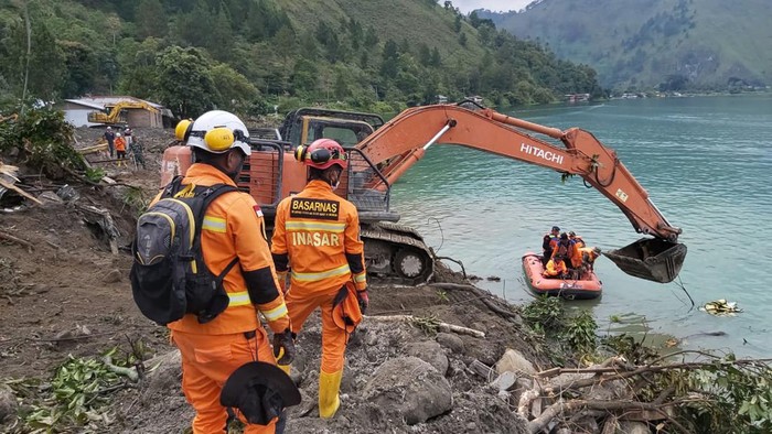 Proses pencarian korban banjir bandang Humbahas. (Dok. Basarnas Medan)