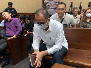 Dituntut 14 Tahun Penjara, Rafael Alun Geleng-geleng Kepala Dituntut 14 Tahun Penjara, Rafael Alun Geleng-geleng Kepala