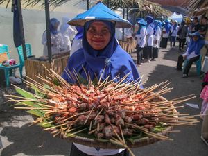 26.000 Tusuk Sate Ikan Tuna Pecahkan Rekor MURI 26.000 Tusuk Sate Ikan Tuna Pecahkan Rekor MURI