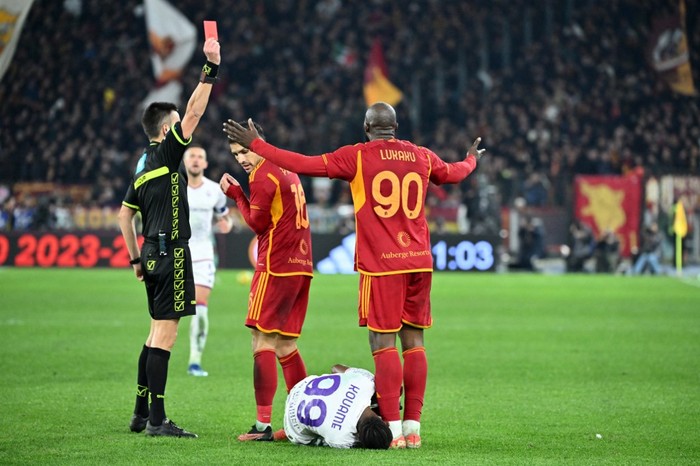 Romas Belgian midfielder #90 Romelu Lukaku receives a red card from Italian referee Antonio Rapuano during the Italian Serie A football match between AS Roma and Fiorentina on December 10, 2023 at the Olympic stadium in Rome. (Photo by Alberto PIZZOLI / AFP)