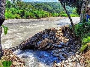 Saluran Irigasi Warga Citarik Sukabumi Kering gegara Sering Jebol