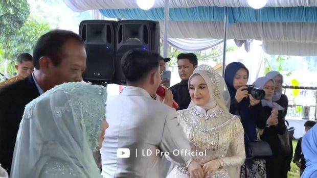 Sederhana Pakai Tenda, Ini 7 Potret Pernikahan Kedua Rizki DA