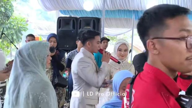Sederhana Pakai Tenda, Ini 7 Potret Pernikahan Kedua Rizki DA