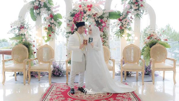 Sederhana Pakai Tenda, Ini 7 Potret Pernikahan Kedua Rizki DA