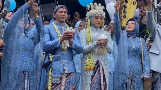 Sederhana Pakai Tenda, Ini 7 Potret Pernikahan Kedua Rizki DA