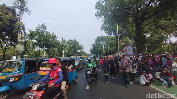 Sejumlah orang menggelar unjuk rasa di depan Gedung Balai Kota DKI Jakarta. Lalu lintas Jalan Medan Merdeka Selatan, Jakarta Pusat (Jakpus), terpantau macet. (Brigitta Belia/detikcom)