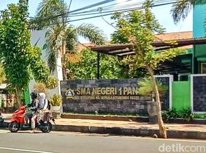 SMA Situbondo Bakal Sanksi Siswa yang Viral Pukulkan Helm ke Teman Cewek SMA Situbondo Bakal Sanksi Siswa yang Viral Pukulkan Helm ke Teman Cewek