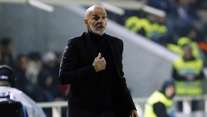Soccer Football - Serie A - Atalanta v AC Milan - Stadio Atleti Azzurri, Bergamo, Italy - December 9, 2023 AC Milan coach Stefano Pioli reacts REUTERS/Ciro De Luca