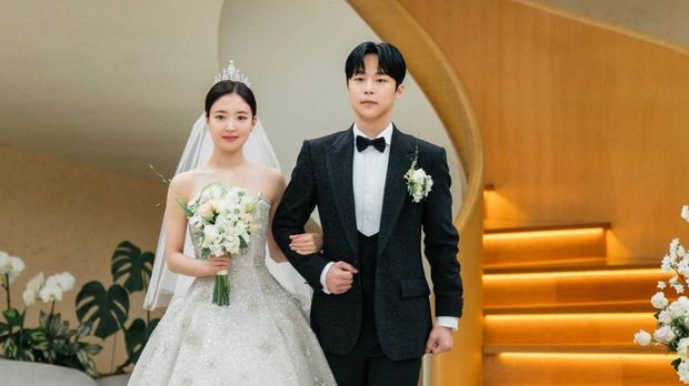 The Story of Park's Marriage Contract (2023) Lee Se-young dan Bae In-hyuk dalam The Story of Park's Marriage Contract (MBC via Hancinema)