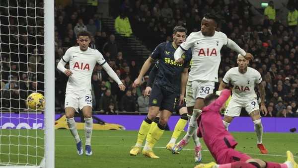 Tottenhams Destiny Udogie scores his sides opening goal during the English Premier League soccer match between Tottenham Hotspur and Newcastle United, at the Tottenham Hotspur Stadium, London, England, Sunday, Dec.10, 2023. (AP Photo/Ian Walton)