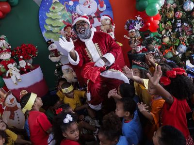 Aksi Black Santa Hibur Anak-anak di Brasil