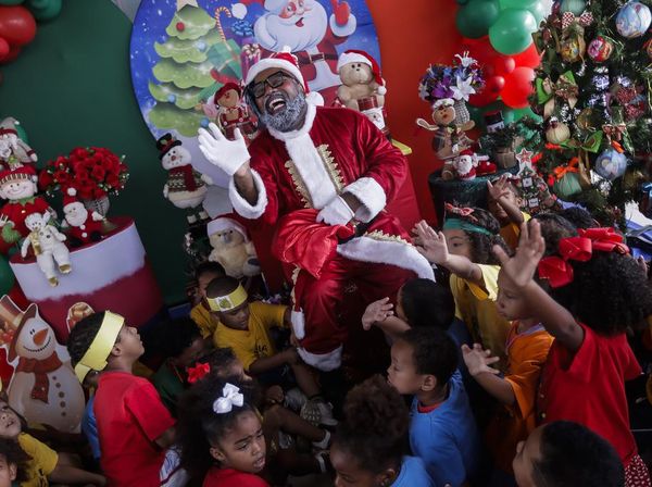 Aksi Black Santa Hibur Anak-anak di Brasil