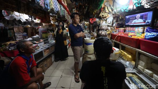 Antusias Pedagang Pasar Kebayoran Lama Nonton Debat Perdana Pilpres 2024