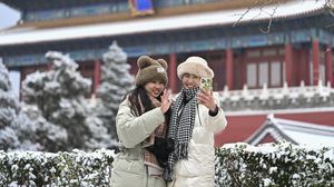 Antusias Warga Beijing Sambut Salju Pertama Musim Dingin