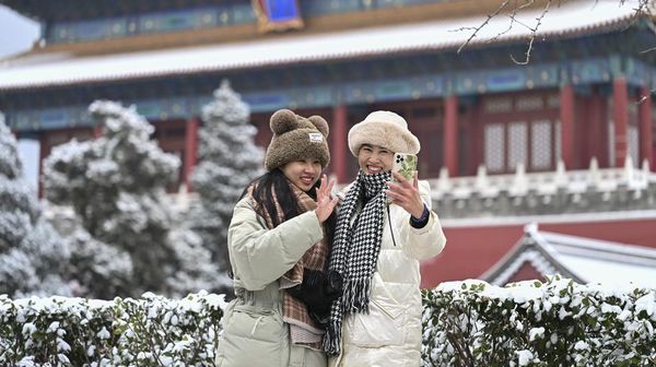 Antusias Warga Beijing Sambut Salju Pertama Musim Dingin