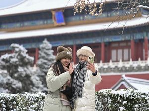 Antusias Warga Beijing Sambut Salju Pertama Musim Dingin