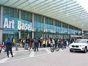 Art Basel Miami 2023 Diwarnai Unjuk Rasa Pro-Palestina Art Basel Miami 2023 Diwarnai Unjuk Rasa Pro-Palestina