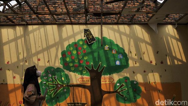 Atap Dua Ruang Kelas SDN Setiamekar 03 Tambun Roboh