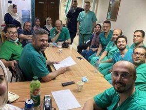 Dokter Bedah Gaza: Hati Ini Hancur, Banyak Nyawa Tak Bisa Saya Selamatkan