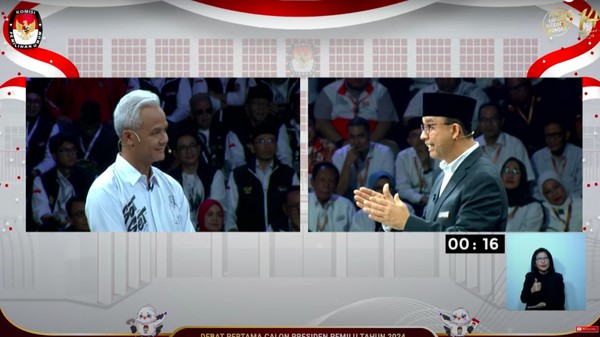 Capres nomor 1, Anies Baswedan, menjawab pertanyaan capres nomor 3, Ganjar Pranowo, soal apakah menentang pemindahan IKN. (YouTube KPU RI)