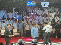 Debat Capres Perdana Selesai, Anies-Prabowo-Ganjar Saling Berpelukan