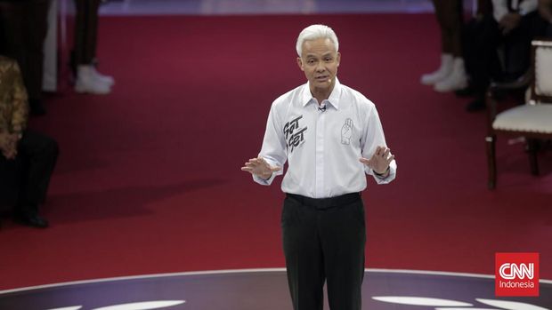 Capres nomor urut 03 Ganjar Pranowo mengikuti debat capres 2024 perdana di Gedung KPU, Jakarta, Selasa, 12 Desember 2023. (CNN Indonesia/Adhi Wicaksono)