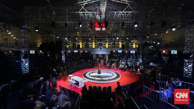 Venue debat pertama capres 2024 di Gedung KPU, Jakarta, Selasa, 12 Desember 2023.