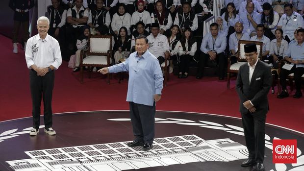 Capres nomor urut 01 Anies Baswedan, 02 Prabowo Subianto, 03 Ganjar Pranowo mengikuti debat capres 2024 perdana di Gedung KPU, Jakarta, Selasa, 12 Desember 2023. (CNN Indonesia/Adhi Wicaksono)