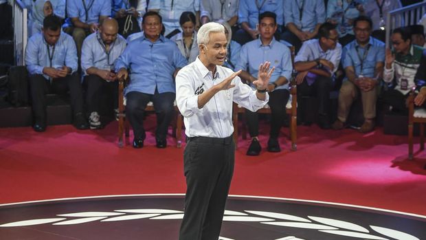 Capres nomor urut tiga Ganjar Pranowo menyampaikan visi misinya dalam debat perdana Capres dan Cawapres 2024 di Gedung KPU, Jakarta, Selasa (12/12/2023). Debat perdana tersebut mengangkat topik pemerintahan, hukum HAM, pemberantasan korupsi, penguatan demokrasi, serta peninngkatan layanan publik dan kerukunan warga. ANTARA FOTO/Galih Pradipta