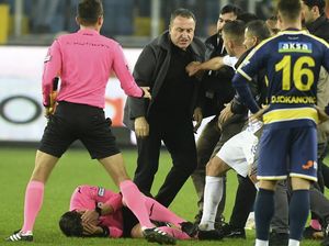 Sanksi Skors Seumur Hidup untuk Presiden Klub Turki yang Bogem Wasit Sanksi Skors Seumur Hidup untuk Presiden Klub Turki yang Bogem Wasit